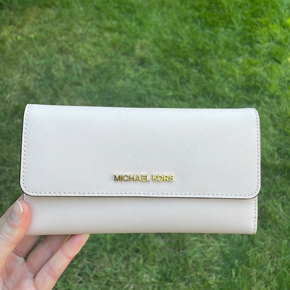 Micheal Kors Wallet - Picture 1 of 5